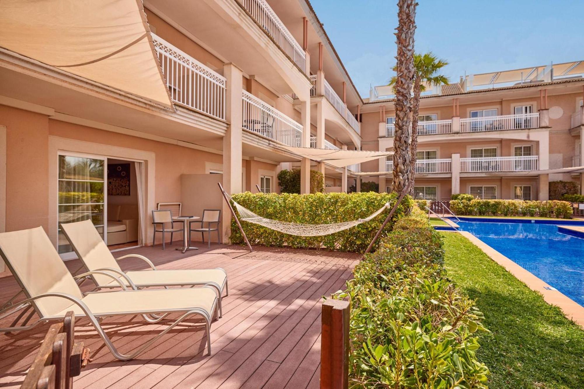 One-Bedroom Suite with Swim Up